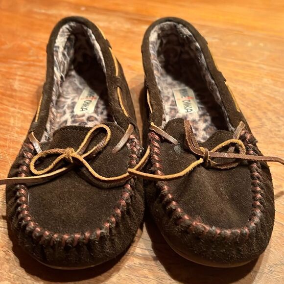 Minnetonka slippers  - Picture 1 of 6